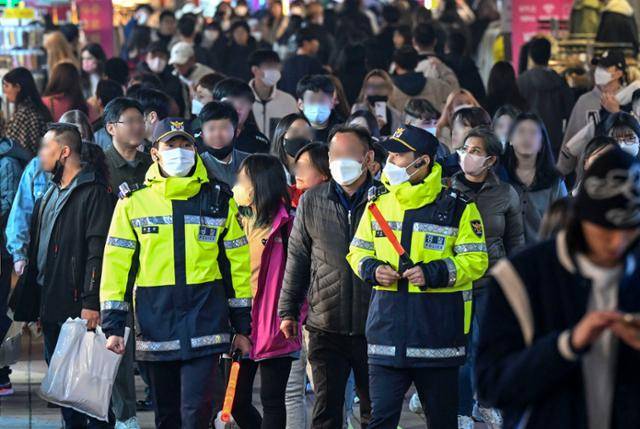 2023학년도 대학수학능력시험이 끝난 17일 오후 서울 마포구 홍대거리에 인파 관리를 위해 배치된 경찰이 순찰을 돌고 있다. 최주연 기자