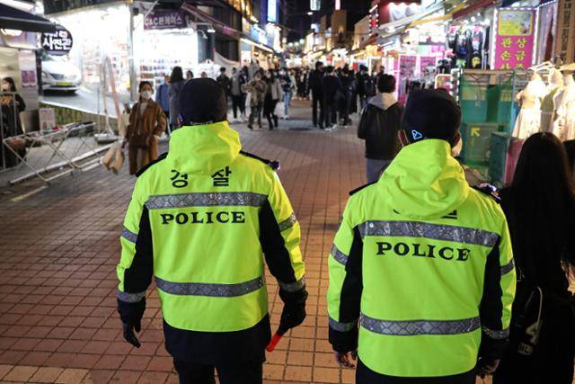 2023학년도 대학수학능력시험일인 17일 오후 서울 마포구 홍대거리가 북적이는 가운데 경찰들이 인파 관리를 위해 순찰을 돌고 있다. 뉴스1