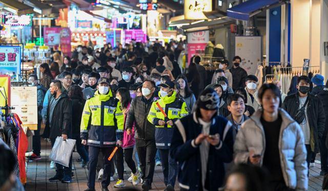 2023학년도 대학수학능력시험일인 17일 오후 서울 마포구 홍대거리에 인파 관리를 위해 배치된 경찰이 순찰을 돌고 있다. 최주연 기자