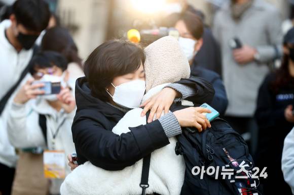 2023학년도 대학수학능력시험(수능시험)이 17일 전국 84개 시험지구 1,300여 개 시험장에서 일제히 열린 가운데 서울 영등포구 여의도여자고등학교(제13지구 제14시험장)에서 수험생이 학부모의 배웅을 받으며 고사장으로 향하고 있다. [사진=사진공동취재단]