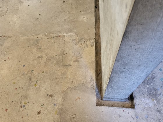 벽면의 걸레받이를 거푸집에서 미리 만들어 콘크리트를 부어 굳혔다.  한은화 기자
