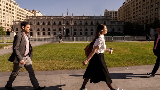 칠레 역사상 최연소 영부인 이리나 카라마노스가 백팩을 메고 운동화를 신은 채 걸어서 출근하고 있다. 그는 최근 사실상 영부인의 거의 모든 공식적인 역할을 폐지한다는 파격적인 발표를 했다. 워싱턴포스트 홈페이지 캡처