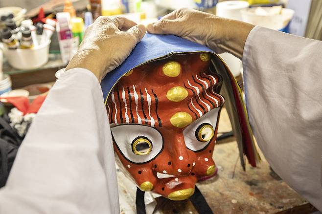 탈 채색을 완료하면 한지, 실 등을 이용해 꾸며준다.