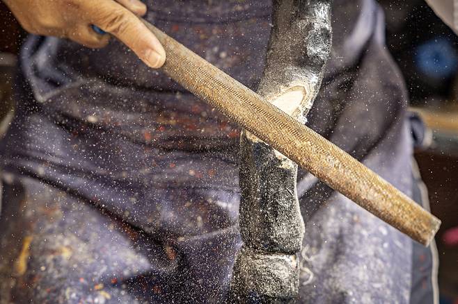 무대에 올릴 소품을 만드는 일도 탈을 만드는 일 만큼 손이 많이 간다. 노장스님의 지팡이를 수리하고 있는 정 이수자.