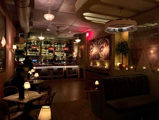 뉴욕 ‘열쇠와 힐’ 내부. 금주령시대로 돌아가서 몰래 음주를 하는 것과 같은 느낌을 연출하기 위해서 당시 유행하던 아르데코 양식으로 빈티지 인테리어를 재현해 놓았다. [사진 박진배]