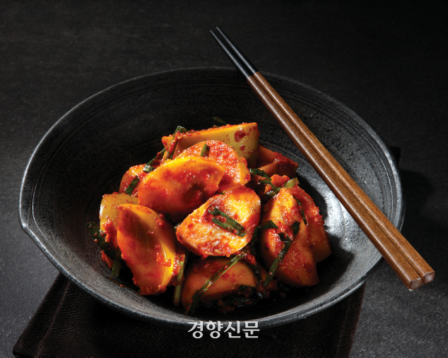 단감은 단단한 것을 고르고 껍질째 김치를 담가야 쉬 무르지 않는다.
