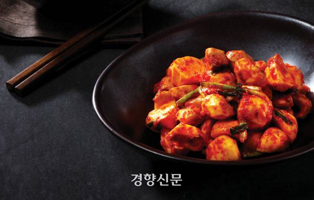 밤은 소금물에 담갔다가 버무리면 짭짤하게 밑간이 배고 밤의 녹말 성분이 빠져 먹을 때 텁텁함이 없다.