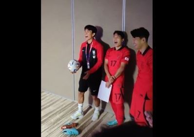 프로필 촬영장에서 웃고 있는 손흥민(오른쪽부터), 나상호, 황인범 / 사진=FIFA 트위터, 연합뉴스