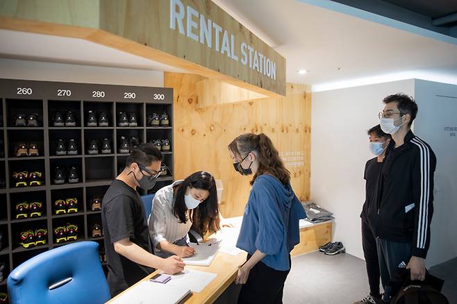 외국인 등산객들이 서울 도심 등산관광센터에서 등산용품 대여 및 안내를 받고 있다. [자료=서울관광재단]