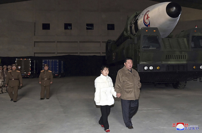 김정은 북한 국무위원장이 18일 신형 대륙간탄도미사일 화성-17형 시험발사를 현지 지도하던 중 딸의 손을 잡고 이동하고 있다. AP 뉴시스