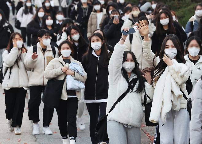 2023학년도 대학수학능력시험일인 17일 오후 경기도 수원시 팔달구 영복여자고등학교에서 시험을 마친 수험생들이 환하게 웃으며 시험장을 나오고 있다. [연합]