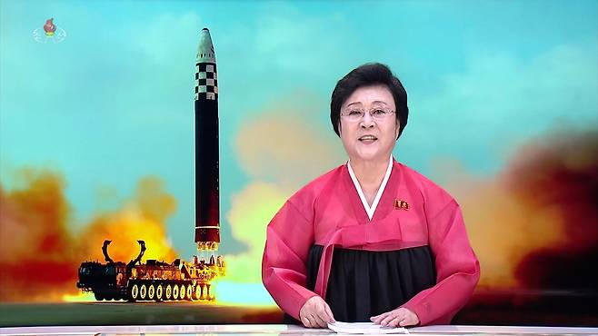 북한 리춘히 아나운서가 19일, 전날 있었던 화성-17형 대륙간탄도미사일(ICBM) 시험발사 소식을 전하고 있다. [조선중앙TV 화면] [연합]