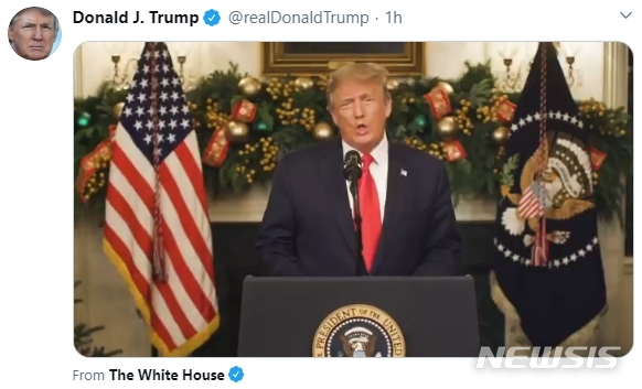 [서울=뉴시스]도널드 트럼프 전 대통령이 2021년을 하루 앞둔 31일(현지시간) 트위터에 올린 화상 연설 영상.