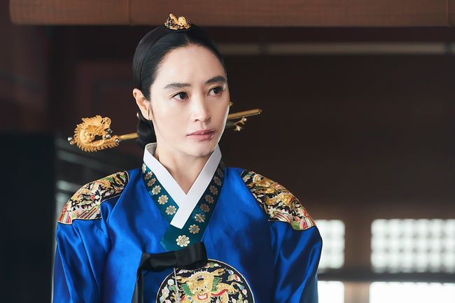 Kim Hye-soo is showing signs of confronting the paternity controversy head-on.In the TVN Saturday drama  ⁇  Schrup  ⁇  (screenwriter Park Barra / director Kim Hyung-sik / Planning Studio Dragon / Production How Pictures), leaving only the last gate for Prince Tae-hyun, Seoul Air Sejo of Joseon (mun sang-min) Kim Hye-soo, who is facing a situation to prove that he is a parent, is revealed and focuses attention.In the previous broadcast, a slanderous note stating that Seoul Air Sejo of Joseon is not the biological son of King Lee Ho (Choi Won-young) was posted on the low-lying street, shaking public sentiment.It soon entered the ears of Hwaryeong and Lee, and the two men were furious at the unfounded story.Especially, it was a rumor that it was more unacceptable for Hwaryeong who had a bad heart and a sense of debt to Seoul Air Sejo of Joseon who had to grow up outside the palace as a child.The source of the rumor was Kim Ga-eun, who used the contrast (Kim Hye-soo) who disliked the existence of Seoul Air Sejo of Joseon.Seoul Air Sejo of Joseon s secrets to make the position of the middle war Hwaryeong weakened by the secret of the people gradually eaten from among the people.In the photo, there is a controversy about the paternity of Seoul Air Sejo of Joseon, which was difficult to say even though it was quietly rumored in the palace.Hwaryeong, Lee Ho, Seoul Air Sejo of Joseon, as well as Hwang Sook-won (Ok Ja-yeon) and other princes and princes attend to show the seriousness of the situation.In a space surrounded by cold-blooded tension, Hwaryeong, who is the main character of this situation, does not lose his dignity and copes with it. On the other hand, Hwang Sook-won and Young Eui-jeong (Kim Eui-sung)The rumor that began at the lowest point comes to the moment when it must be officially judged whether it is true or not. There are various cunning schemes of preparation to bring Hwaryeong down from the battlefield.Hwaryeong is once again curious about how to fight against the contrast that threatens his son.In addition, this work will solve the misunderstanding between Hwaryeong and Seoul Air Sejo of Joseon, and the relationship between mother and child will become even thicker.The change of Hwaryeong and Seoul Air Sejo of Joseon, who had been hiding their sincerity for each other more than anyone else, is going to heighten their happiness.The truth of the rumor surrounding Kim Hye-soo and mun sang-min is revealed in the 11th episode of tvN Saturday drama  ⁇  Schrup  ⁇  which is broadcasted at 9:10 pm today (19th).tvN
