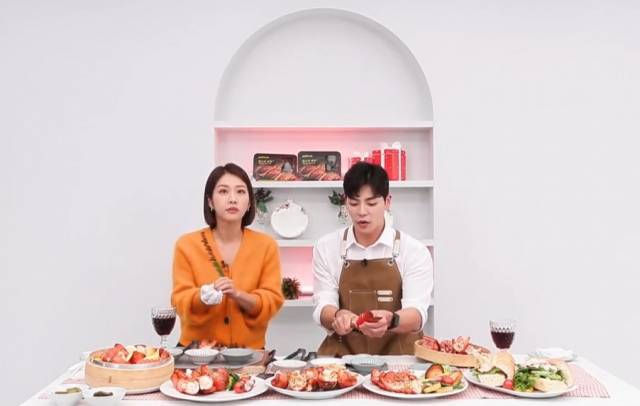 CJ온스타일의 모바일 셀러 신윤정(왼쪽)씨와 유튜브 크리에이터 상해기가 지난 17일 오후 8시 진행한 캐나다 직수입산 랍스터 판매 방송/유튜브 화면 캡처