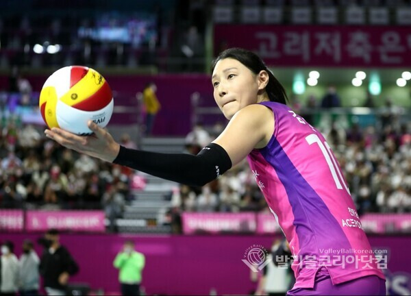 흥국생명 김연경, 수능수험생 팬들에게 친필 사인볼 선물.