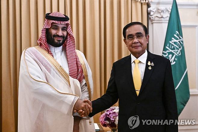 빈 살만(왼쪽) 사우디 왕세자와 쁘라윳 태국 총리 [AFP 연합뉴스 자료사진. 재판매 및 DB 금지]