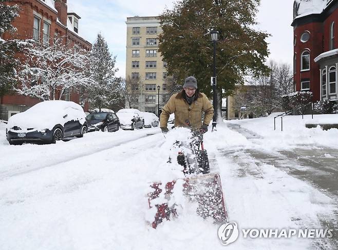 뉴욕 폭설 (미국 뉴욕주 버펄로 AP=연합뉴스) = 2022년 11월 18일 미국 뉴욕주 버펄로에서 한 시민이 제설용 송풍기로 보도에 쌓인 눈을 치우려고 하고 있다. 이날 뉴욕주 서부와 북부 곳곳에 폭풍설로 많은 눈이 쌓였다. 2022.11.19. photo@yna.co.kr