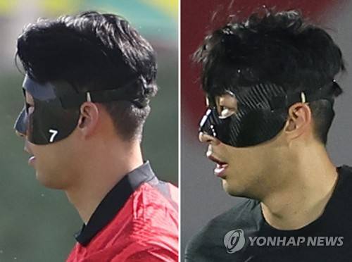 '7' 사라진 손흥민 안면 보호대     (도하=연합뉴스) 임헌정 기자 = 2022 카타르 월드컵 대한민국 축구 국가대표팀의 손흥민이 17일(현지시간) 카타르 도하 알에글라 훈련장에서 오후 훈련을 소화하고 있다. 
    전날 훈련 때와 다르게 안면 보호대에 숫자 '7'이 사라져 있다. 
    대한축구협회 관계자는 이날 "전날 FIFA 관계자와 미팅에서 손흥민의 얼굴 보호대 착용을 1차로 승인받았다. 다만 경기에선 숫자 '7'이 적히지 않은 마스크를 착용하게 될 것"이라고 말했다. 2022.11.18