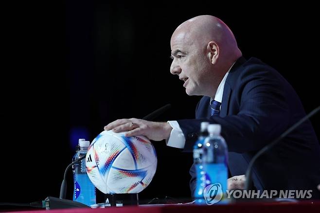 공인구 '알 릴라' 만지는 인판티노 FIFA 회장 (도하=연합뉴스) 김주성 기자 = 잔니 인판티노 국제축구연맹(FIFA) 회장이 2022 카타르 월드컵 개막을 하루 앞둔 19일 오전(현지시간) 카타르 도하의 메인미디어센터(MMC)에서 열린 기자회견에서 답변 도중 공인구 '알 릴라'를 만지고 있다. 2022.11.19 utzza@yna.co.kr