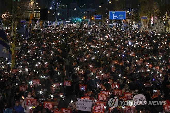 숭례문 인근에서 열린 촛불집회 (서울=연합뉴스) 신현우 기자 = 19일 오후 서울 중구 숭례문 인근에서 촛불전환행동 주최로 윤석열 정부의 퇴진을 요구하는 촛불집회가 열리고 있다. 2022.11.19 nowwego@yna.co.kr