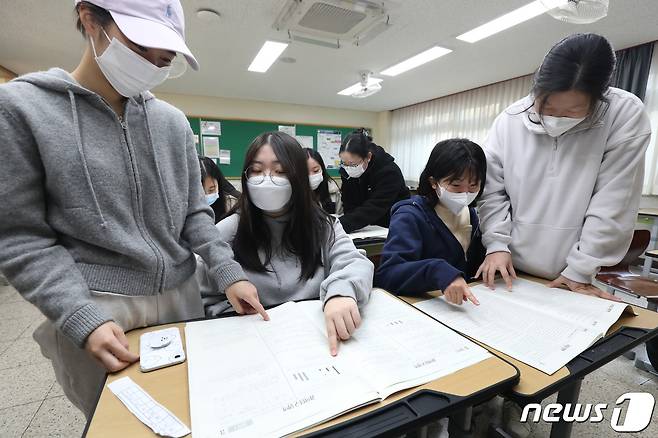 수험생들이 수능 가채점을 하고 있다. 2022.11.18/뉴스1 ⓒ News1 공정식 기자