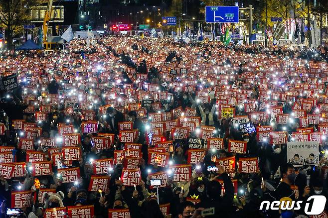 촛불승리전환행동(촛불행동) 등 진보단체 관계자들과 시민들이 19일 오후 서울 중구 태평로 일대에서 열린 '김건희 특검·윤석열 퇴진 촛불대행진'에서 구호를 외치고 있다. 2022.11.19/뉴스1 ⓒ News1 민경석 기자