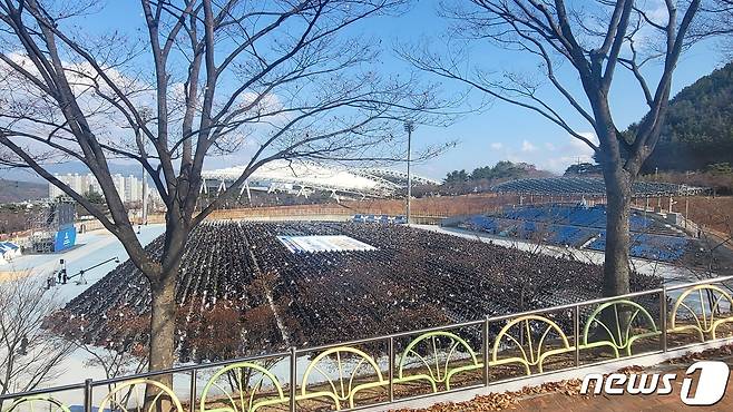 20일 대구 수성구 노변동 대구스타디움에서 신천지 신자 10만명이 수료식을 진행하고 있다. 이날 신천지 신자들은 전국에서 버스 2500여대를 타고 모였다. 주경기장에 입장하지 못한 신자들이 보조경기장에서 스크린을 통해 행사에 참여하고 있다.2022.11.20/뉴스1 ⓒ News1 이성덕 기자