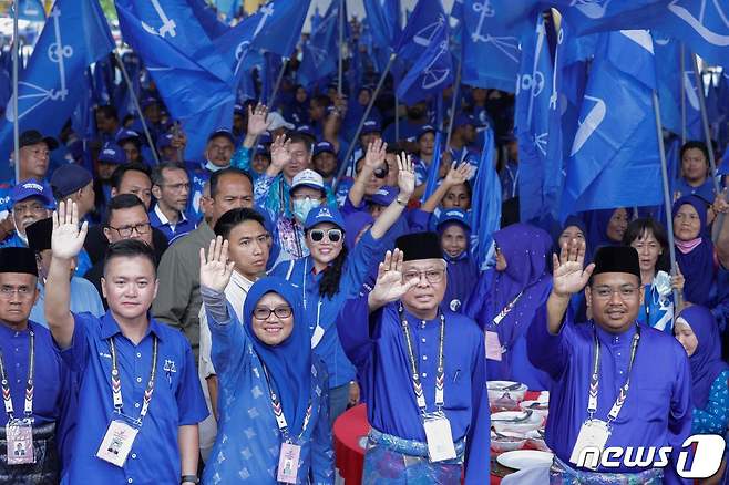 말레이시아 총선거가 19일 실시된다. 사진은 이스마일 사브리 야콥(가운데) 총리와 집권 통일말레이국민조직(UMNO)이 베라에서 지지자들을 향해 손을 흔드는 모습. 2022. 11. 5. ⓒ AFP=뉴스1 ⓒ News1 최서윤 기자
