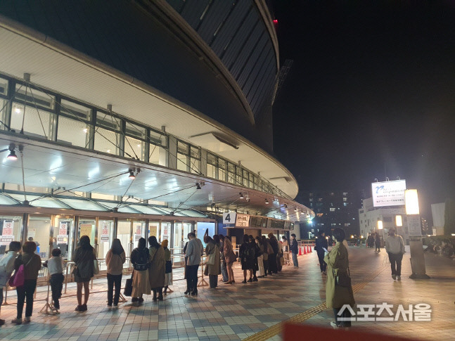 그룹 세븐틴의 콘서트가 끝날 무렵까지 오사카 교세라 돔 밖에 모여있던 팬들. 사진| 오사카=조현정기자