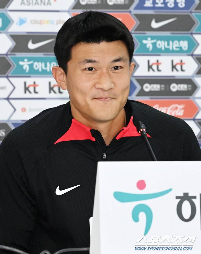 15일 축구국가대표팀 선수들이 카타르 도하 알 에그라 트레이닝센터에서 훈련을 했다. 훈련을 앞두고 대표팀 김민재가 인터뷰를 하고 있다. 도하(카타르)=송정헌 기자songs@sportschosun.com/2022.11.15/