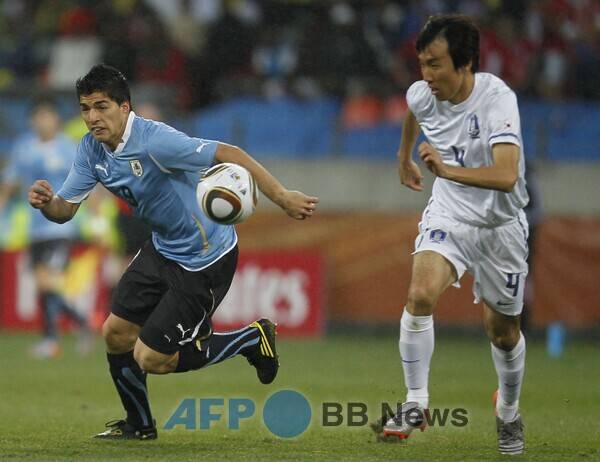 남아공 월드컵 당시 루이스 수아레즈를 막는 조용형. ⓒAFPBBNews = News1