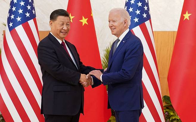 14일 인도네시아 발리에서 시진핑(왼쪽) 중국 국가주석과 조 바이든 미국 대통령이 주요 20국(G20) 정상회의를 계기로 만나 악수하고 있다. 이날 양국 정상은 3시간 30분 동안 대화했다./로이터 연합뉴스