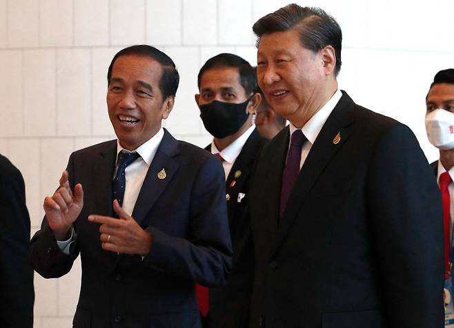 시진핑(왼쪽) 중국 국가주석과 조코 위도도 인도네시아 대통령이 18일(현지 시각) 아시아태평양경제협력체(APEC) 정상회의 도중에 열린 APEC 경제 지도자 회의(AELM) 종료 후 환담을 하고 있다./AFP연합뉴스