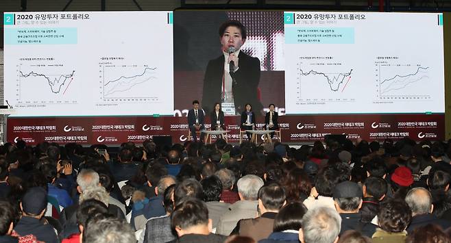 코로나 이전인 2019년 12월 서울 대치동 세텍(SETEC)에서 열린 ‘대한민국 재테크 박람회’에서 강연을 듣는 참가자들의 모습. 국내 최대 재테크 행사인 이 박람회는 올해 세텍에서 3년 만에 오프라인으로 열린다. /김연정 객원기자