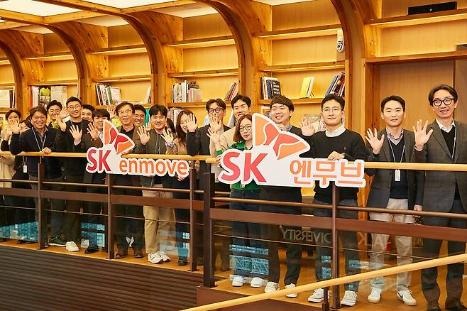 ‘SK엔무브’로 새롭게 출범하는 SK루브리컨츠의 차규탁 사장을 비롯한 임직원들이 지난 18일 서울 종로구 SK서린빌딩에 모여 새 사명을 소개하고 있다. /SK이노베이션 제공