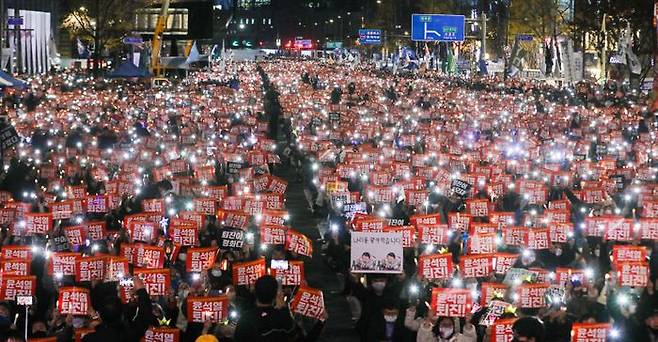 특정 성향 단체가 지난 19일 오후 서울 중구 숭례문 일대에서 윤석열 대통령의 퇴진을 압박하는 촛불집회를 열고 있다. ⓒ뉴시스