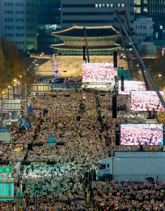 19일 서울 태평로 숭례문 일대에서 촛불전환행동 주최로 윤석열 정부를 규탄하는 촛불집회가 열리고 있다. 연합뉴스.