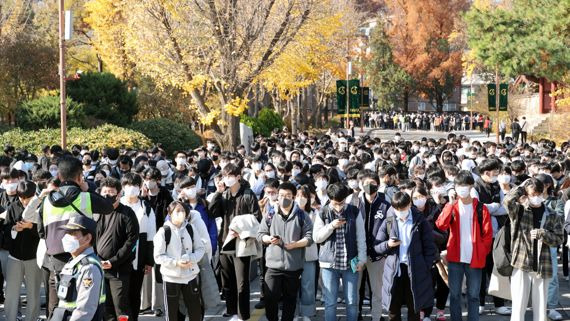 20일 경찰이 서울 종로구 성균관대학교에서 2023학년도 수시모집 논술시험을 마친 수험생들이 한꺼번에 교문을 나서는 것을 통제하고 있다. 사진=서동일 기자