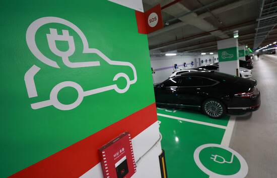 서울 강남구의 한 전기차 주차장에서 차량들이 충전을 하고 있다. 연합뉴스