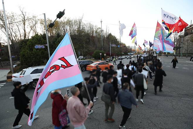 20일 오후 서울 용산구 이태원광장에서 트랜스젠더 추모의 날 집회가 끝난 뒤 참가자들이 용산 대통령실을 향해 행진하고 있다. 백소아 기자 thanks@hani.co.kr