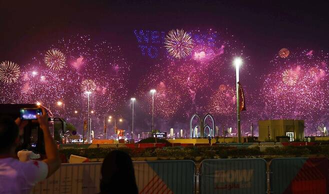 2022 카타르 월드컵 개막을 하루 앞둔 19일(현지시각) 오후 카타르 도하 코르니쉬 해변가에 웰컴 투 카타르 행사가 열리고 있다 . 도하/김혜윤 기자 unique@hani.co.kr