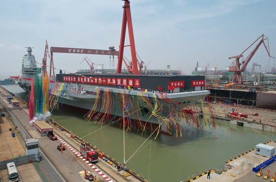 6월 17일 중국 해군의 세 번째 항공모함인 푸젠함(福建艦)이 장난(江南) 조선소에서 진수하고 있다. 중국의 해군과 공군을 키우면서 A2/AD 능력을 강화하고 있다. 신화=연합