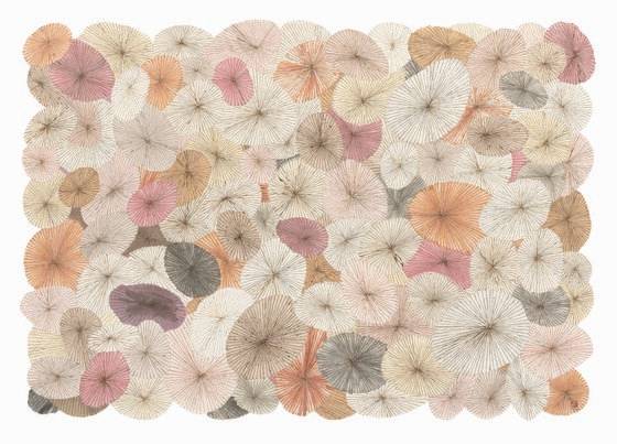 김민정. The Street, 2020, 한지에 혼합재료, 142.5x203cm. 비오는 날 거리에 우산이 꽃처럼 수놓아진 풍경을 상상하며 추상화한 작업이다. 지난해 갤러리현대 전시에서 선보였다. 사진 갤러리현대