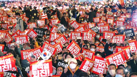 지난 19일 오후 서울 중구 숭례문 인근에서 촛불전환행동 주최로 윤석열 정부의 퇴진을 요구하는 촛불집회가 열리고 있다. 연합뉴스