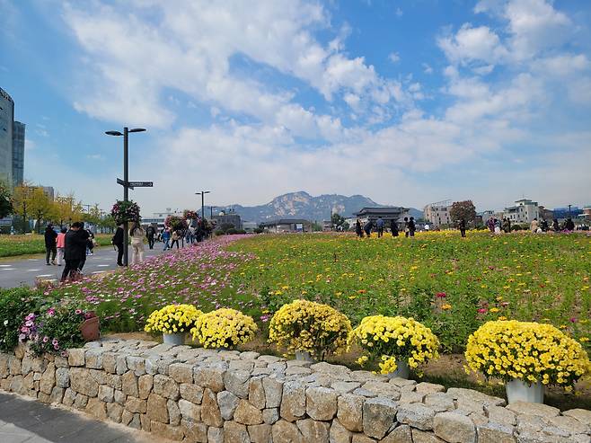 Visitors unwind at Yeorlin Songhyeon on Oct. 21. (Park Yuna/The Korea Herald)