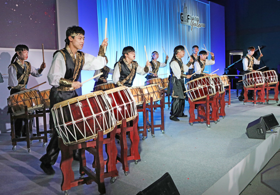 The Aria Nanta team performs an adaptation of the Korean folk song "Nilliriya" at the Great Music Festival Charity Night Gala 2022 in Busan on Friday. [PARK SANG-MOON]