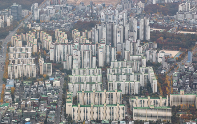 서울 송파구 롯데월드타워 서울스카이에서 바라본 서울 시내 아파트 단지의 모습. 연합뉴스