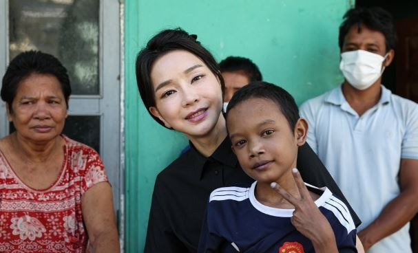 김건희 여사가 12일(현지 시각) 캄보디아 프놈펜의 한 선천성 심장질환을 앓고 있는 환아의 집을 찾아 건강 상태를 살피고 있다. / 사진=연합뉴스