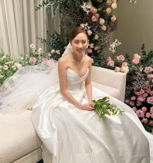 Actress Ko Sung-hee, 33, posted her wedding gown today.On the 20th, Ko Sung-hee held a wedding ceremony with a non-celebrity man at a hotel in Jung-gu, Seoul. The ceremony was held privately in consideration of the groom.At the wedding ceremony, volleyball player Kim Yeon-koung (35), model Kang Seung-hyun (36), and Song Da-in, a former member of the group Wasup, attended to cheer for the second act of Ko Sung-hees life.In particular, Song Da-in said, Go away, you... Ko Sung-hee, the prettiest bride in the world. I was in my 20s. We were separated for a while due to various things, but when I saw you in Wedding Dress today, my nose was frowning.I always love you beautifully and hotly as you always say, and I want you to be healthy and happy all the time. Congratulations on marriage. Ko Sung-hee, wearing a pure white Wedding Dress, holding his fathers hand and entering the Wedding ceremony, has a shy smile on his face.In the second part of Wedding ceremony, I walked the Virgin Road with my gorgeous husband in a sparkling dress. Walking reminiscent of the runway, Ko Sung-hees beautiful figure caught my eye.